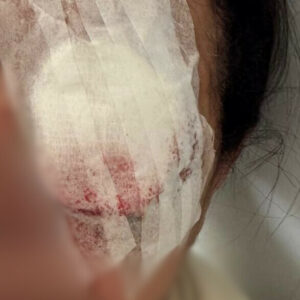 PCGO prende em flagrante mulher que perfurou olho de idosa em mercearia de Anápolis