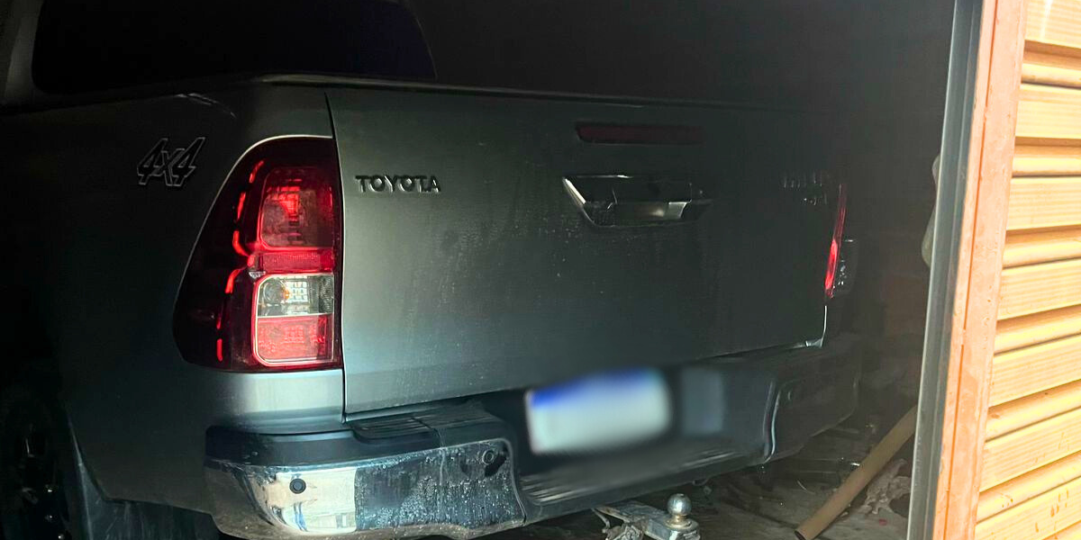 Ação conjunta entre as forças de segurança recupera veículo de luxo que havia sido furtado em MG e prende dois suspeitos