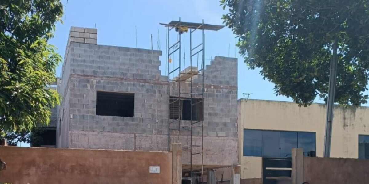 Polícia Civil prende em flagrante responsável por obra em construção com uso de energia furtada, em Valparaíso