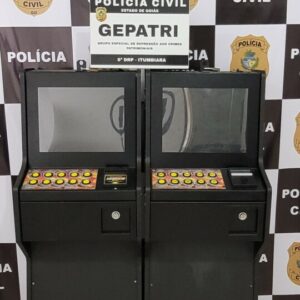 Polícia Civil cumpre mandado judicial e apreende arma de fogo e caça-níqueis em Itumbiara