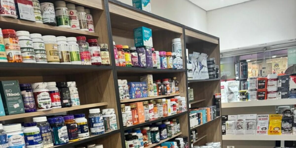PCGO apreende suplementos alimentares impróprios para consumo vendidos em empório e farmácia de Goiânia
