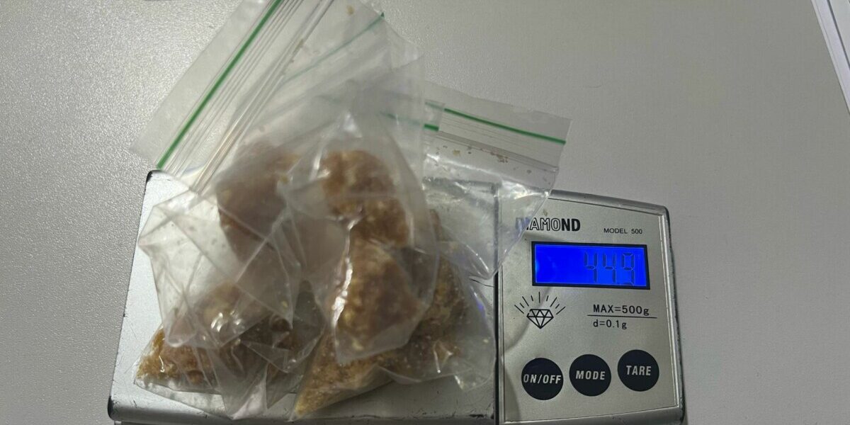 PCGO prende mulher em flagrante por tráfico de drogas em Silvânia