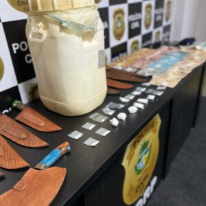 ‘Cutellus’: PCGO apreende grande quantidade de facas artesanais e dinheiro provenientes do tráfico de drogas