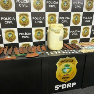 ‘Cutellus’: PCGO apreende grande quantidade de facas artesanais e dinheiro provenientes do tráfico de drogas