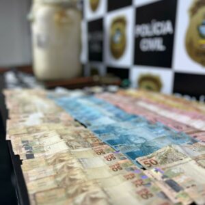 ‘Cutellus’: PCGO apreende grande quantidade de facas artesanais e dinheiro provenientes do tráfico de drogas