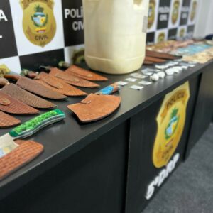 ‘Cutellus’: PCGO apreende grande quantidade de facas artesanais e dinheiro provenientes do tráfico de drogas