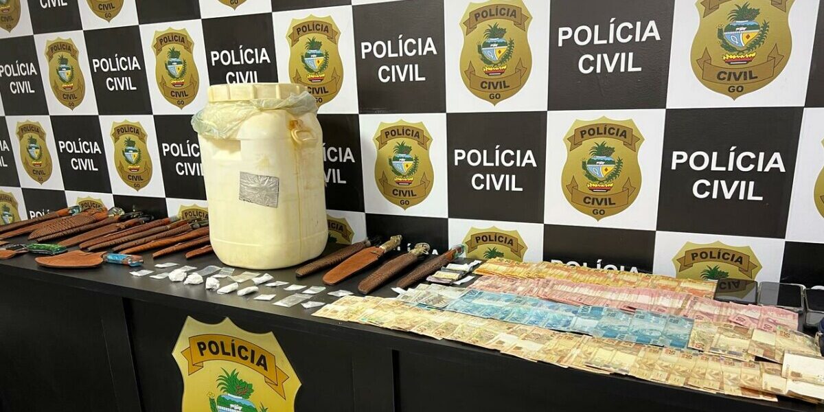 ‘Cutellus’: PCGO apreende grande quantidade de facas artesanais e dinheiro provenientes do tráfico de drogas
