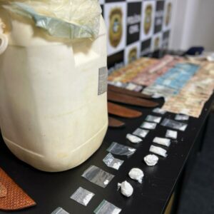 ‘Cutellus’: PCGO apreende grande quantidade de facas artesanais e dinheiro provenientes do tráfico de drogas