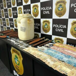 ‘Cutellus’: PCGO apreende grande quantidade de facas artesanais e dinheiro provenientes do tráfico de drogas