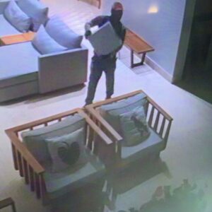 PCGO prende autor de diversos furtos a condomínios de luxo; R$ 122 mil em espécie foi apreendido