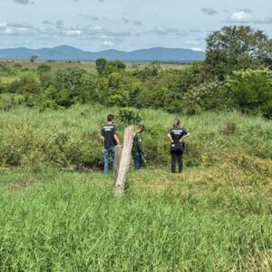 Polícia Civil prende três pessoas em flagrante por crimes ambientais e porte ilegal de arma em frigorífico de Porangatu