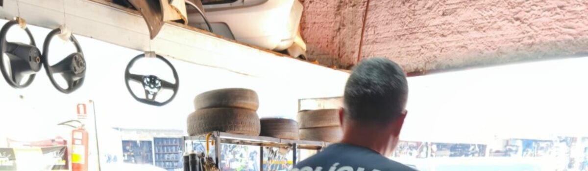 PCGO cumpre mandado de busca em loja suspeita de vender peças de veículos desmanchados