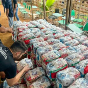 Ação social: PCGO distribui cestas básicas e ovos de Páscoa para crianças em Aparecida de Goiânia
