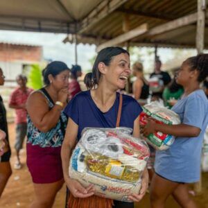 Ação social: PCGO distribui cestas básicas e ovos de Páscoa para crianças em Aparecida de Goiânia