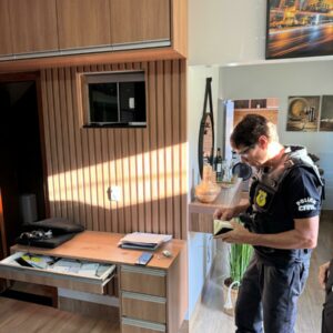 PCGO cumpre busca e apreensão contra investigado suspeito de apropriação de dinheiro público e lavagem de dinheiro em Turvânia