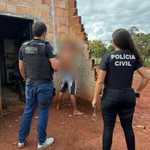 PCGO prende homem em flagrante por ameaçar ex companheira com uma foice