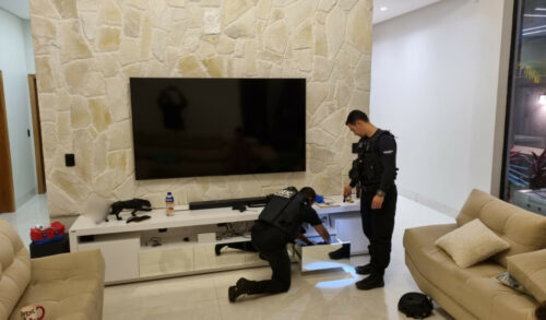 PCGO prende homem por venda clandestina de medicamento e apreende caneta emagrecedora em condomínio de luxo