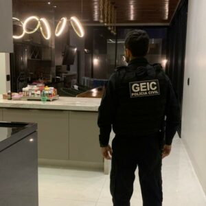 PCGO prende homem por venda clandestina de medicamento e apreende caneta emagrecedora em condomínio de luxo