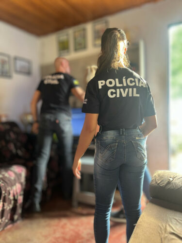 PCGO prende treinador de futebol por crime sexual contra adolescentes, em Aparecida de Goiânia