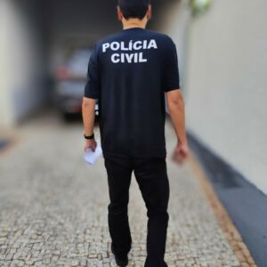 Polícia Civil cumpre buscas e apreende arma usada por investigado para intimidar dono de supermercado