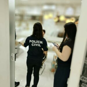 Polícia Civil cumpre mandado de busca em clínica odontológica onde pacientes sofreram lesões após procedimentos es