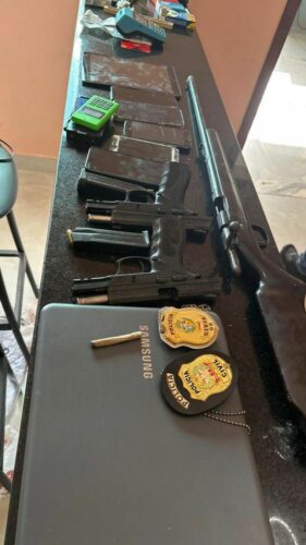 PCGO cumpre mandado em Luziânia e apreende armas, dinheiro e eletrônicos em operação contra estelionato digital