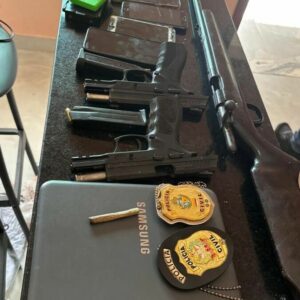 PCGO cumpre mandado em Luziânia e apreende armas, dinheiro e eletrônicos em operação contra estelionato digital