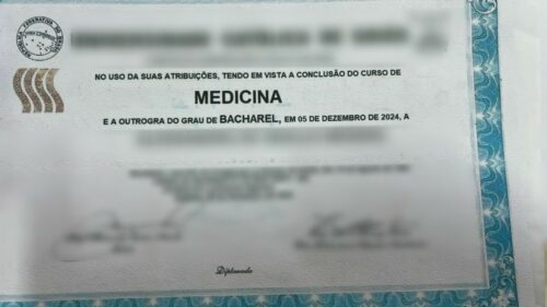 PCGO prende homem em flagrante por vender diplomas falsos em Goiânia