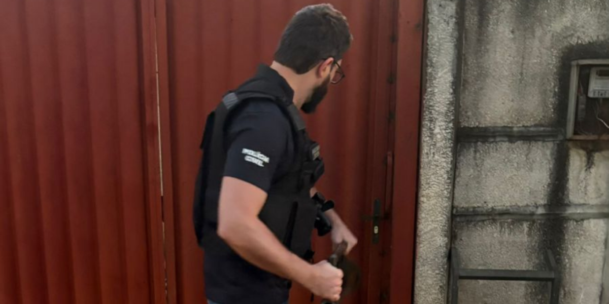 PCGO, em ação integrada, prende reincidente no tráfico que tentou engolir droga