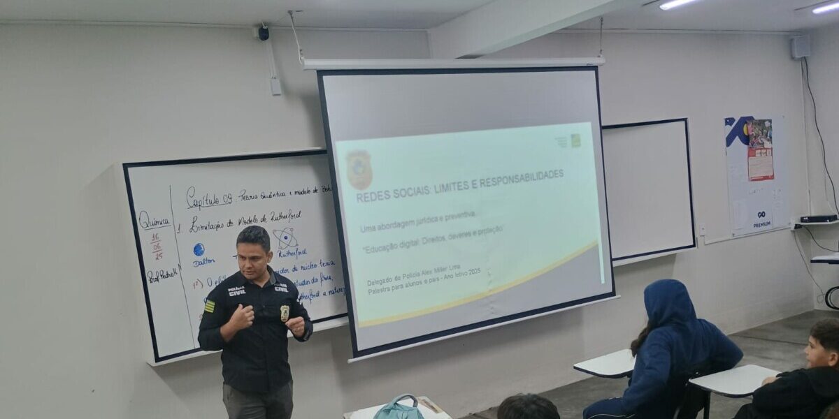 PCGO realiza palestra com orientação sobre uso das redes sociais em escola de Caldas Novas