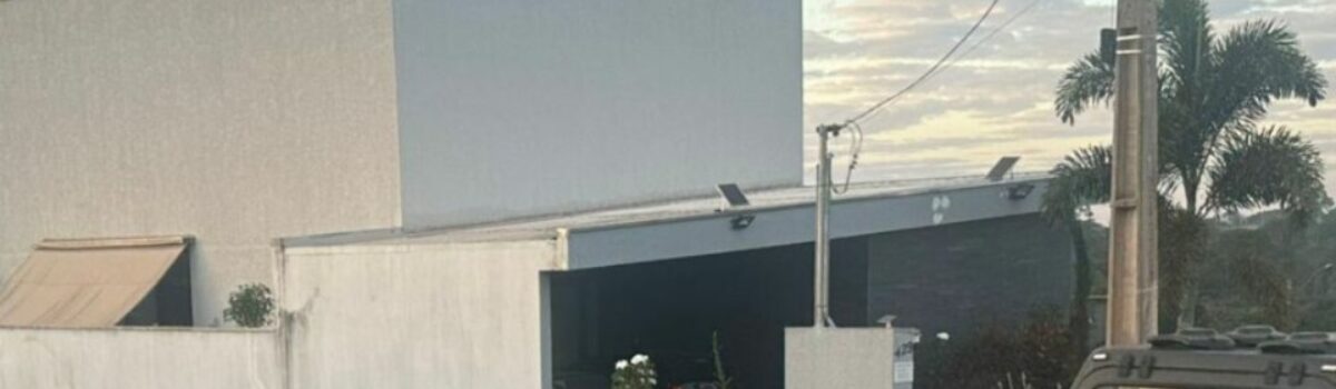 Polícia Civil faz operação e fecha loja de veículos de luxo usada para aplicar golpes em centenas de vítimas de Goiânia