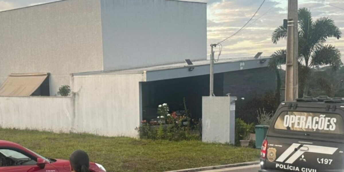 Polícia Civil faz operação e fecha loja de veículos de luxo usada para aplicar golpes em centenas de vítimas de Goiânia