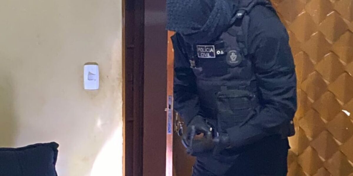 PCGO cumpre mandado de busca contra investigado por simular transação via PIX para fraudar compras em comércio