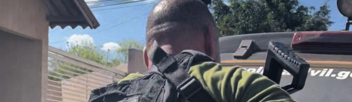 PCGO identifica trio que assaltou família com machadinha em Luziânia; adulto é preso e dois adolescentes são apreendidos