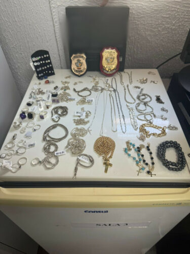 PCGO prende em flagrante funcionário por furto de joias avaliadas em R$ 50 mil em Goiânia