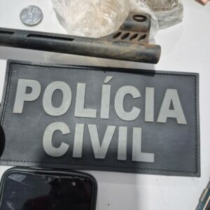 PCGO prende trio em flagrante por tráfico de drogas e apreende arma em Vendinha