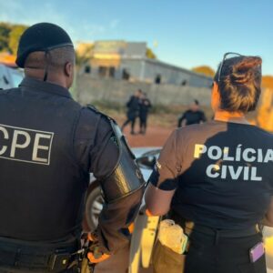 PCGO prende trio em flagrante por tráfico de drogas e apreende arma em Vendinha
