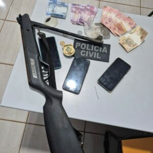PCGO prende trio em flagrante por tráfico de drogas e apreende arma em Vendinha