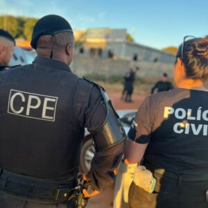 PCGO prende trio em flagrante por tráfico de drogas e apreende arma em Vendinha