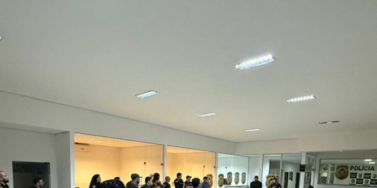 Polícia Civil prende condenado foragido por feminicídio brutal e apreende arsenal com mais de 600 munições e várias armas 