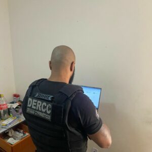 Polícia Civil prende investigado com centenas de arquivos digitais de pornografia infantil em Luziânia