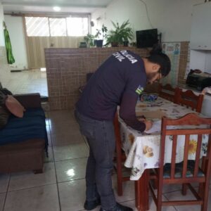 PCGO cumpre mandado de busca contra padrasto por importunação sexual e por armazenar imagens íntimas de enteada