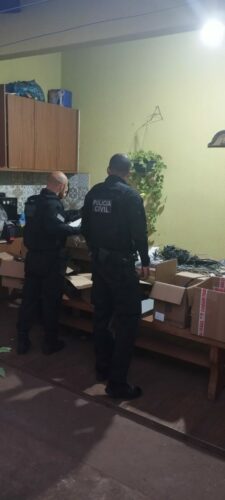 PCGO cumpre mandado de busca e apreende diversos equipamentos eletrônicos e de telecomunicação