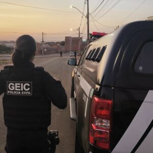 PCGO cumpre mandados de busca e apreensão e prende duas pessoas por tráfico de drogas