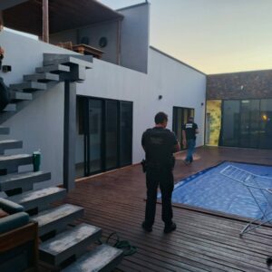 PCGO cumpre mandados de busca e apreensão e prende duas pessoas por tráfico de drogas