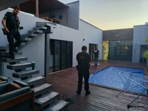 PCGO cumpre mandados de busca e apreensão e prende duas pessoas por tráfico de drogas