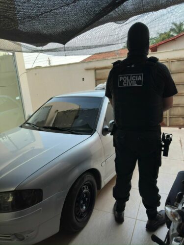 PCGO sequestra R$ 1 milhão e cumpre mandados em GO, MG e SC contra grupo que aplicava golpes com carros de luxo