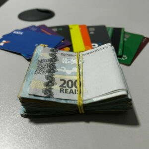 PCGO sequestra R$ 1 milhão e cumpre mandados em GO, MG e SC contra grupo que aplicava golpes com carros de luxo