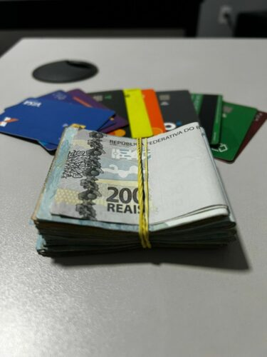 PCGO sequestra R$ 1 milhão e cumpre mandados em GO, MG e SC contra grupo que aplicava golpes com carros de luxo