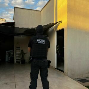 PCGO sequestra R$ 1 milhão e cumpre mandados em GO, MG e SC contra grupo que aplicava golpes com carros de luxo